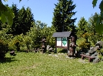 Gedenktafel mit Sitzgelegenheit